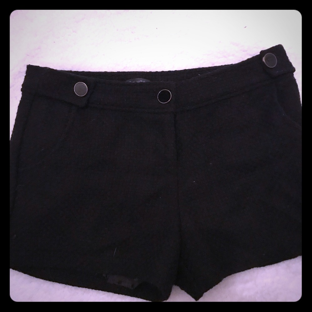 Buttoned black shorts